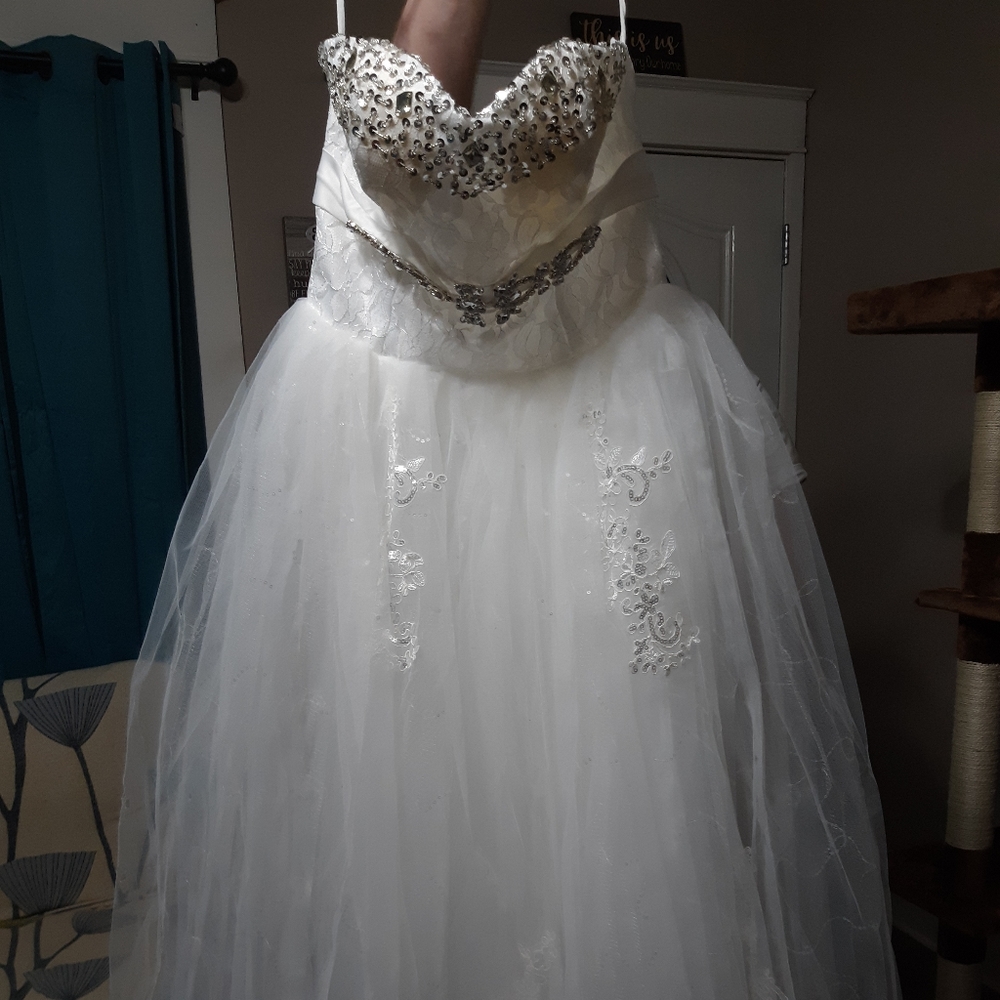 Size 10 wedding dress - Picture 1 of 3